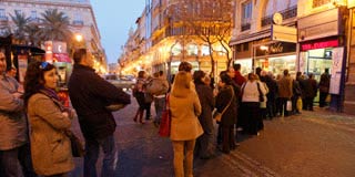 La gente se acumula en las colas para
comprar Loter�a de Navidad